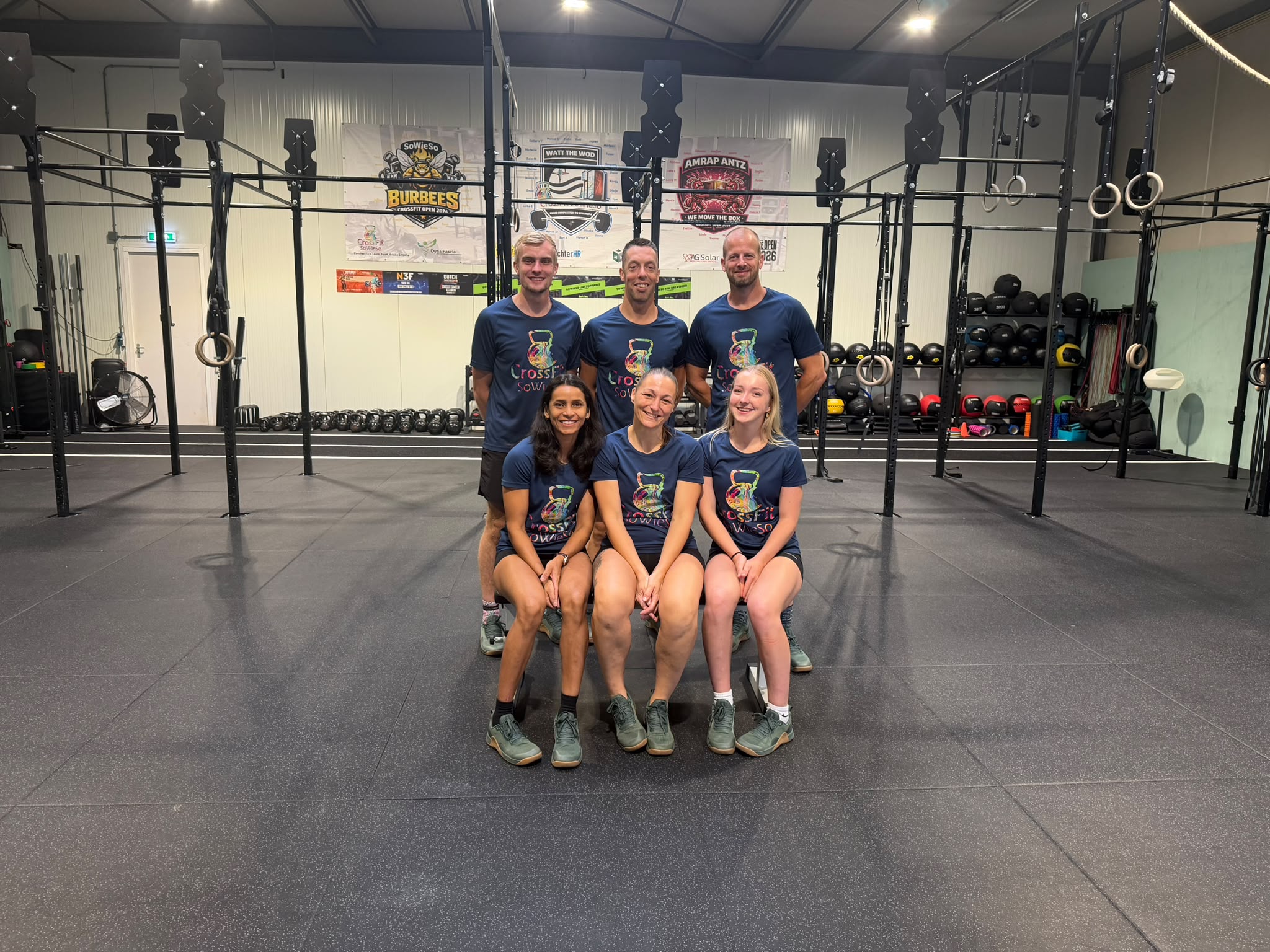Een groep leden van CrossFit SoWieSo samen in de box