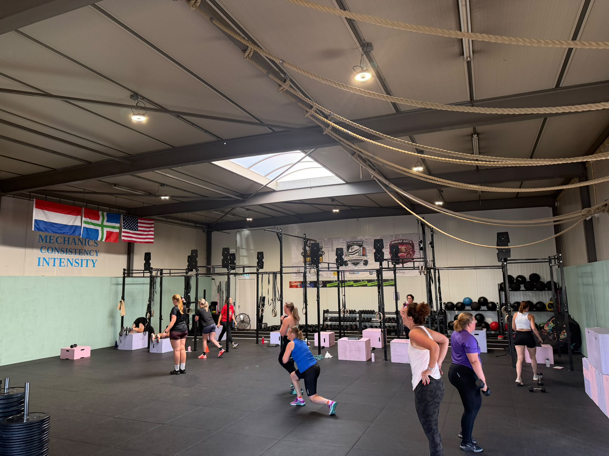 Leden van CrossFit SoWieSo trainen samen in de box